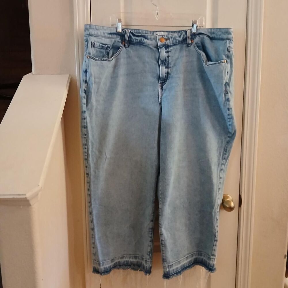 Lane Bryant Blue Denim Mid Rise Wide Leg Crop Capri Jeans 24 Staple Classic